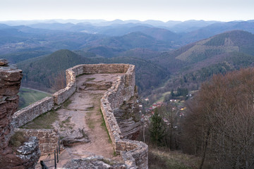 Fototapeta na wymiar Die Wegelnburg - famoser Aussichtspunkt über dem Pfälzerwald