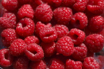 Himbeeren auf einem Marktstand, Bremen, Deutschland
