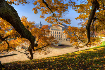 Landestheater Coburg mit Schlossplatz im Herbst