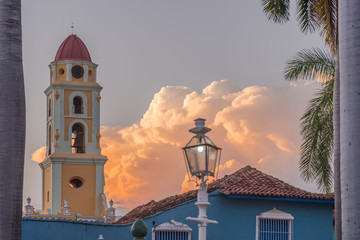 Obraz premium Trinidad Altstadt am Plaza Mayor mit Convento de San Francisco im Hintergrund und aufziehende Gewitterwolken bei Sonnenuntergang auf Kuba