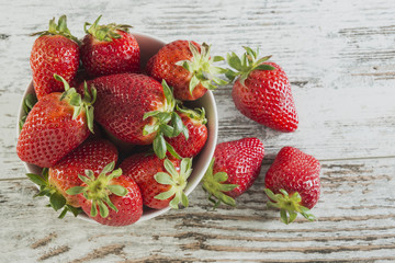 fragole in altra ciotola dall'alto