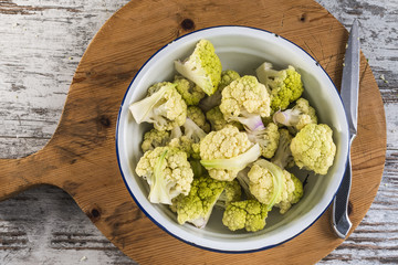 cime di cavolfiore verde in ciotola metallo