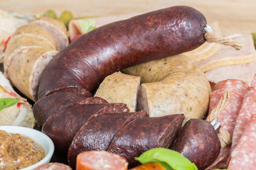 Wurstplatte variation auf einem Holztisch