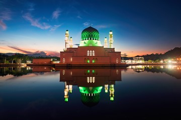 Fototapeta na wymiar Kota Kinabalu Mosque at dawn