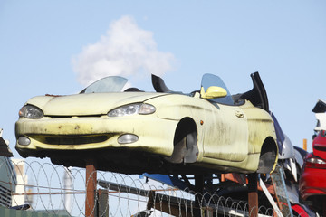 Autowrack auf einem Schrottplatz