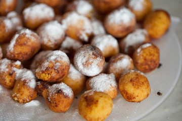 donuts with powdered sugar