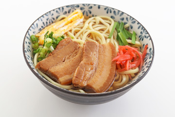 沖縄伝統の三枚肉そば
