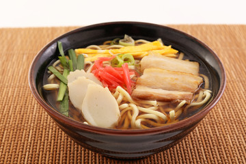 沖縄伝統の三枚肉そば