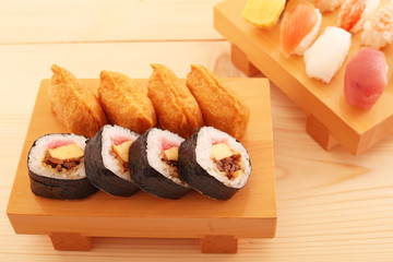 美味しそうな太巻きと稲荷寿司