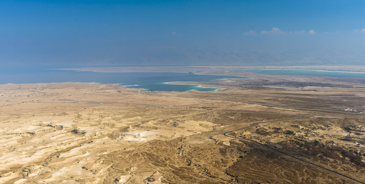Побережье мертвого моря на горизонте