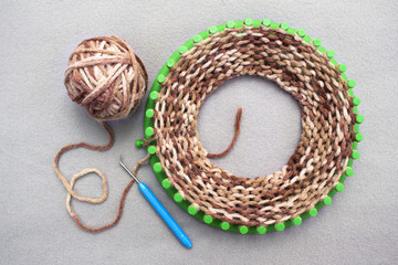 Process of knitting a scarf-snod from a soft thick Melange yarn semi-wool on a circular loom machine
