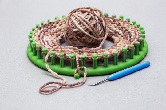 Process of knitting a scarf-snod from a soft thick Melange yarn semi-wool on a circular loom machine