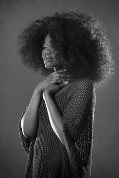 belle femme noire africaine glamour coiffure afro cheveux bouclés