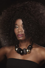 belle femme noire africaine glamour coiffure afro cheveux bouclés