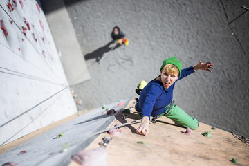 The climber trains on the simulator on the street.