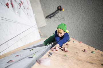 The climber trains on the simulator on the street.