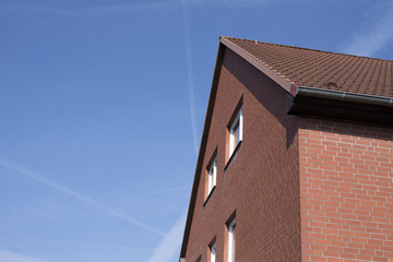 Rotklinkerbau vor blauem Himmel 
