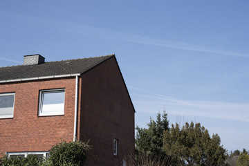 Rotklinkerbau vor blauem Himmel 