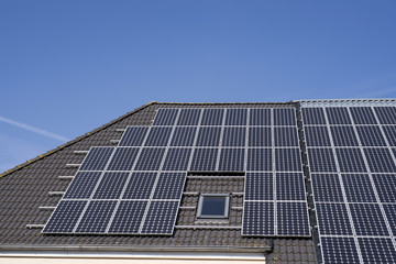 Obraz premium Photovoltaik Anlage bei Sonnenschein 