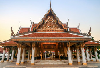 Obraz premium Thai architecture in front view at Ratchanadda temple.