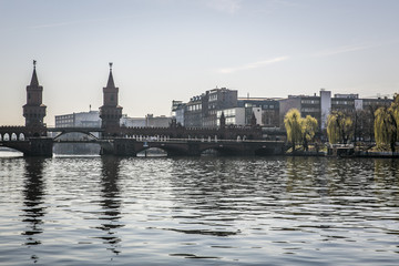 Naklejka premium Oberbaumbrücke Berlin mit dem Fluß Spree