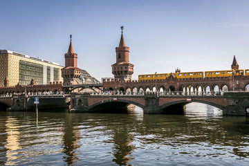 Fototapeta na wymiar Oberbaumbrücke Berlin mit dem Fluß Spree