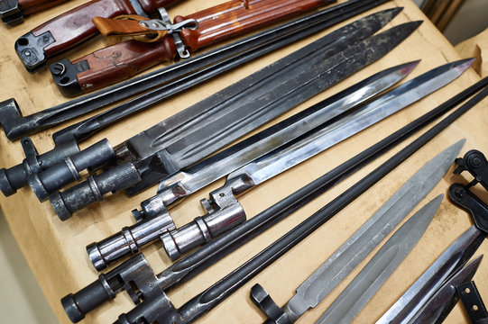 Bayonet knives for rifles and machine guns of military history
