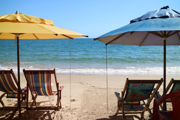 Praia de areais brancas, água azul cristalina. 
Destino turístico famoso no Brasil, Rio de Janeiro, Arraial do Cabo na região dos lagos.
Cadeiras de praia e guarda sol de frente para o mar. 