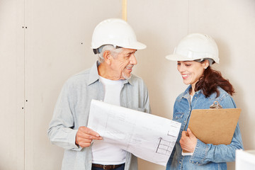 Architektin und Handwerksmeister