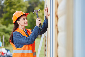 Frau als Handwerker Lehrling mit Hammer