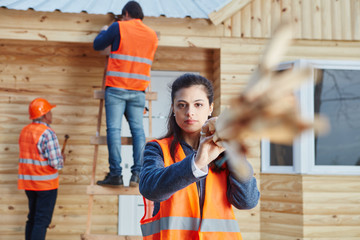 Frau arbeitet als Lehrling auf der Baustelle
