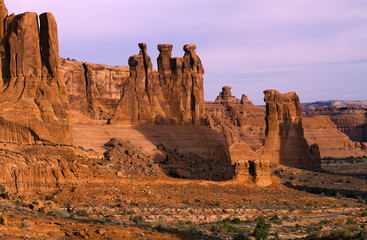 Three Gossips in Arches