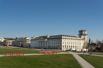 Fototapeta na wymiar Das Fridericianum in Kassel, Deutschland, an einem schönen Frühlingsmorgen