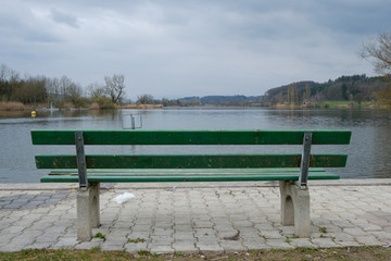 Sitzbank ohne Person am See