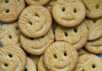 Naklejka premium Background of round smiling cookies
