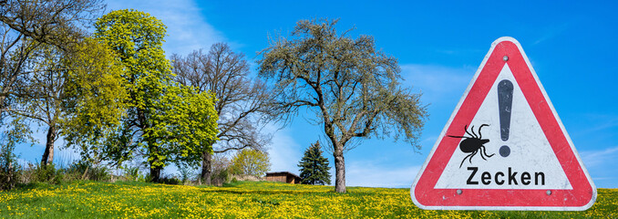 Panorama Achtung Zecken Schild