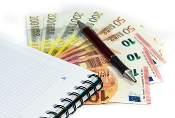 Banknoty euro, notatnik i długopis - koncepcja oszczędzania - obrazy, fototapety, plakaty