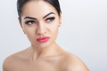 Fototapeta premium Portret z przodu atrakcyjna młoda kobieta brunetka na szarym tle. dziewczyna z czystą skórą