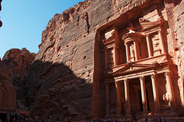 Giordania, 02/10/2013: la facciata di Al-Khazneh, il Tesoro, uno dei pi&ugrave; famosi monumenti dell&rsquo;antica citt&agrave; archeologica di Petra, costruito dai Nabatei e scavato nella parete rocciosa di arenaria