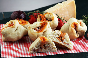 Pizza snails in puff pastry with ham, cheese and mushrooms