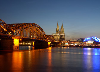 Obraz premium Eisenbahnbrücke, Bahnhof und Dom in Köln
