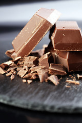Dark chocolate stack, chips and powder
