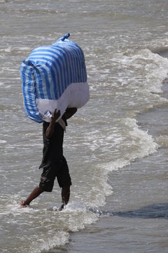 travail p&eacute;nible gambie charge fardeau
