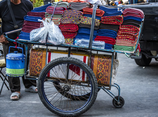 Fototapeta na wymiar carretto di tessuti per strada in thailandia