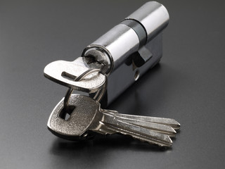Pin tumbler of cylinder lock internal mechanism and set of keys with one key inserted