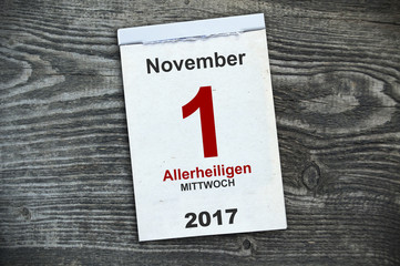 Kalender mit Feiertag Allerheiligen und Reformationstag