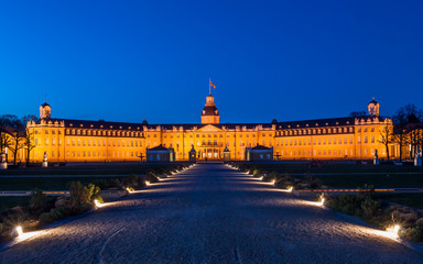 Schloss Karlsruhe bei Nacht; Deutschland  - obrazy, fototapety, plakaty