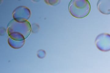 fondo azul cielo con burbujas de jabón