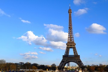 Fototapeta na wymiar Eiffel tower with blue sky in the evening