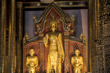 Fototapeta na wymiar statue in un tempio buddista in Thailandia